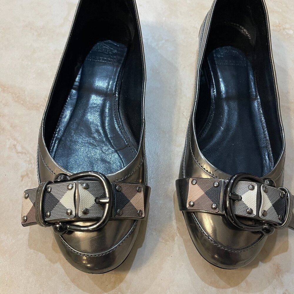 Women Burberry metallic flats with buckle
